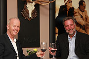 Hier zusammen mit Hotelier Günther Hlebaina im Luis Trenker Eck der "Himmelnah" Bar (©Foto: Martin Schmtz)